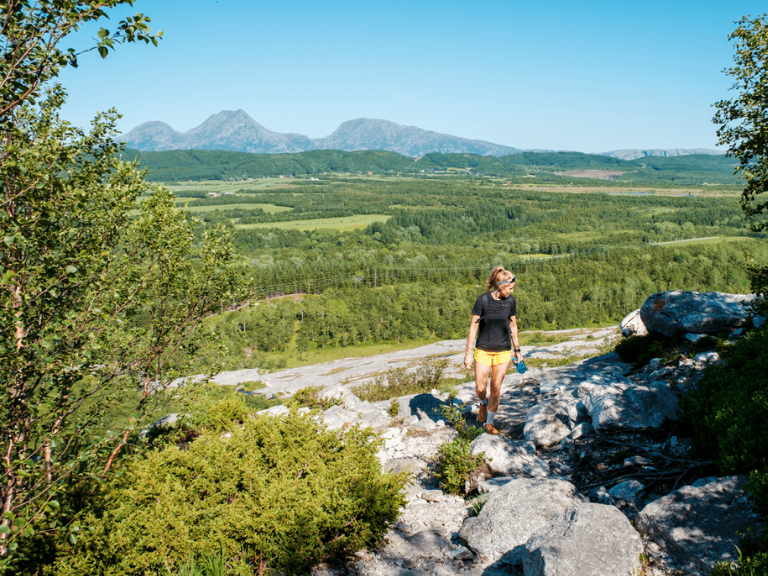 Mountain-hiking-in-_The-Seven-Sisters_-De-Syv-Sostre_Kristoffer-Mollevik-Visit-Helgeland