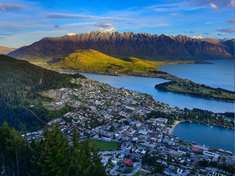 Queenstown-nestled-in-New-Zealands-South-Island